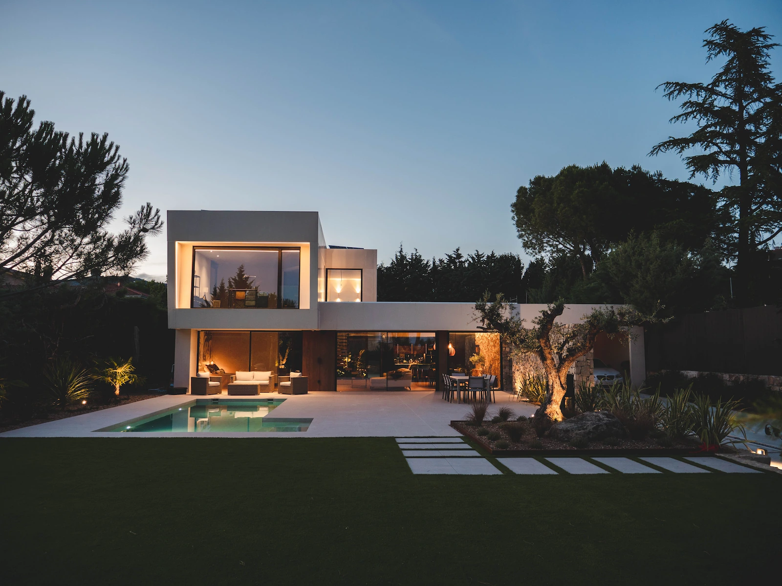 Casa prefabricada moderna con piscina al atardecer